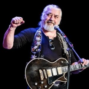 Ștefan Bănică Jr. Instagram - Traim intr-o vreme cand termeni ca “vedetă” sau “legendă” nu mai au continut, desi se vehiculeaza des. Dar, in cazul lui Nicu Covaci, isi pastreaza sensul, greutatea si strălucirea ! Drum lin catre stele, LEGENDĂ a rock-ului românesc !