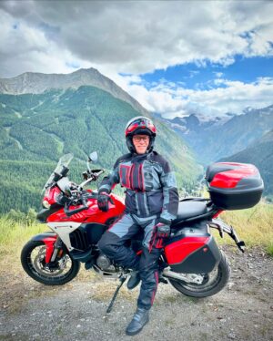Stefano Accorsi Instagram - Ma la moto in montagna?!…

#inpartnershipwith @ducati 
#ducati #multistradav4rally