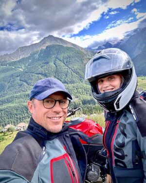 Stefano Accorsi Instagram - Ma la moto in montagna?!…

#inpartnershipwith @ducati 
#ducati #multistradav4rally