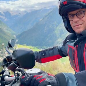 Stefano Accorsi Instagram - Ma la moto in montagna?!…

#inpartnershipwith @ducati 
#ducati #multistradav4rally