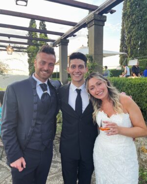 Stefano Lepri Instagram - Spero che il vostro futuro possa essere meraviglioso ❤️🥹 tanti auguri , siete meravigliosi e avete creato una famiglia stupenda, pensare che la mia sorellona si è sposata rende sempre più concreto lo scorrere del tempo, non sprecate neanche un istante della vostra vita perché nessuno ve lo renderà indietro 😘