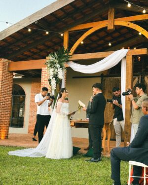 Stefany Vaz Instagram - minha melhor amiga casou com o amor da vida dela e não poderia ter sido mais lindo. 💌✨

acompanhar todo o processo foi incrível; pude ver a bondade de Deus em cada detalhe, desde o começo da história de vocês até o vestido (hehehe).

contem comigo, amo vocês!

Gênesis 2:24 🤍