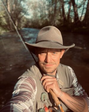 Štěpán Benoni Instagram - “ Teče tudy řeka”…✌️🌲 @patagonia_flyfish  @patagonia  @stetsonusa  @jeep  @jeep_us_
