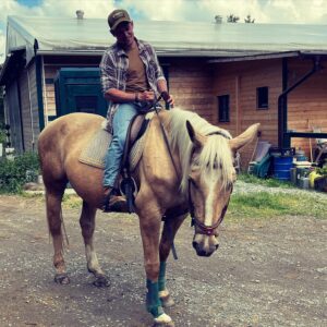 Štěpán Benoni Instagram - A tohle mě taky bude moc bavit. ✌️🌲🐎 #yeehaw