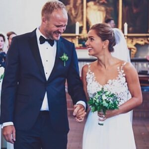 Stephania Potalivo Instagram - Idag er det 6 år siden jeg giftede mig med verdens sødeste og mest tålmodige Petter ❤️ 
Som de spørger hinanden om i Bachelorette: “Hvad er dit kærlighedssprog” ? - Og der kan jeg bare sige at mit kærlighedssprog er at DRILLE 😍
Så det siger jo lidt om hvor meget jeg elsker Petter ❤️