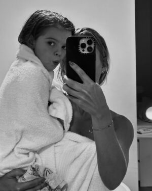 Stéphanie Clerbois Instagram - Recap de ma semaine 🌸

1- Mon fils d’amour en star 
2- Bref de base je voulais faire un match matchy 
3- En bombe bebe 😝
4- Vivez, aimez, croyez, rêvez 
5- Mes deux petits montres au repos 
6- Girl moments 
7- Mini day :  my new car 
8- Lyam et Aria 🤍
9- Une glace = un sourire