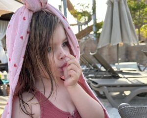 Stéphanie Clerbois Instagram - J’ai pris un peu de temps pour les enfants et moi ce week-end, j’en ai profité pour imprimer nos photos de vacances et par la même occasion j’en profite pour en partager quelques unes avec vous.🤍

C’était vraiment un séjour incroyable. 

@thelandoflegends