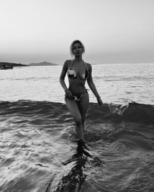 Stéphanie Clerbois Instagram - La vie est faite d’émotions. 
Ne cherchez pas à les fuir, vivez-les.🇬🇷🤍🧿