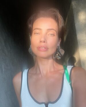 Stephanie Corneliussen Instagram - Sliding back into your dm’s with the best intentions 😇 ⁣
⁣
#returnofthe _____  fill in the blank