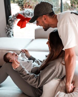 Stéphanie Durant Instagram - Hello 2022 🖤 , premier portrait de famille de l’année 🥺 @theosoggiu