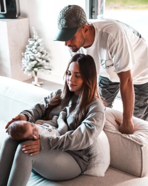 Stéphanie Durant Instagram - Hello 2022 🖤 , premier portrait de famille de l’année 🥺 @theosoggiu