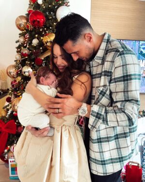 Stéphanie Durant Instagram - Christmas 2021 🎄♥️ Le plus beau des Noël & le plus beau des cadeaux : Loann💛🥺 

J’espère que vous avez passé de bonnes fêtes ✨
