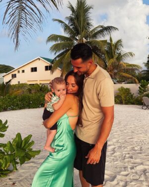 Stéphanie Durant Instagram - Family time 💜 C’est parti pour une semaine aux Seychelles 🥥🐚🇸🇨🌴🌺