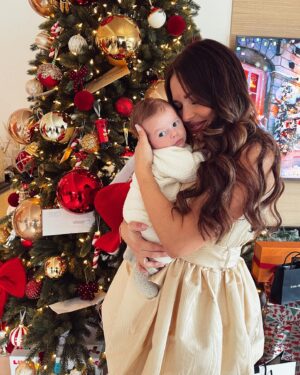 Stéphanie Durant Instagram - Christmas 2021 🎄♥️ Le plus beau des Noël & le plus beau des cadeaux : Loann💛🥺 

J’espère que vous avez passé de bonnes fêtes ✨