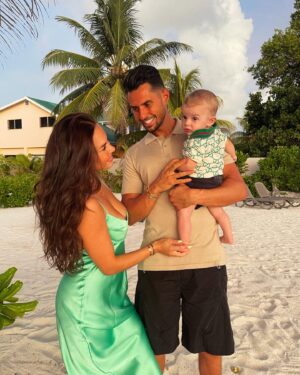 Stéphanie Durant Instagram - Family time 💜 C’est parti pour une semaine aux Seychelles 🥥🐚🇸🇨🌴🌺