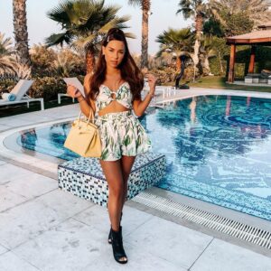 Stéphanie Durant Instagram - Back 💛 4 ans après je reviens dans une aventure des Marseillais. Je me rappele comme si c’était hier, ma première aventure à Miami, quand tout a commencé .. Merci d’être toujours là, de m’avoir vu évoluer depuis toutes ces années 💓