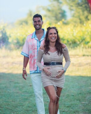Stéphanie Durant Instagram - 30 ans 💜

Si on m’avait demandé à 18ans, où je me verrais à mes 30 ans, j’aurais répondu exactement ce que je suis en train de vivre :  entourée de mes amis et famille 💓, mariée à l’amour de ma vie @theosoggiu et en passe de devenir maman pour la première fois, mon plus beau cadeau ♥️

Je ne pourrais être plus comblée qu’à cet instant précis. 
Merci @theosoggiu de me surprendre un peu plus chaque jour et de m’avoir organisé cet anniversaire de rêve sous le signe de Coachella avec l’aide magique de @yoursmilevents 🎡🌈 

Merci à mes amis et ma famille pour votre présence et amour ♥️. 

A l’année prochaine pour les 31 ans, avec du champagne en plus 🥂🙈