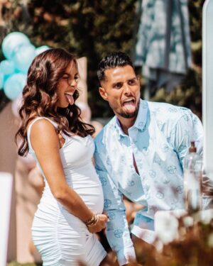 Stéphanie Durant Instagram - It’s a ... 

Baby boy 💙 

C’est fou, mais je l’ai toujours senti, même avant que je sois enceinte. 
Notre premier enfant sera un garçon et je ne m’étais pas trompée. 
Un futur Mini Théo 🥺 je suis comblée de bonheur. 
Mon amour @theosoggiu une nouvelle vie est entrain de démarrer.. 

Je t’aime chaque jour un peu plus ❤️ (surtout depuis que je suis enceinte 🙈)