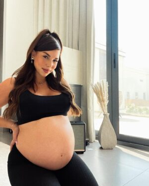 Stéphanie Durant Instagram - 9 mois vs 4 mois 🥺  15 kilos d’amour 💜