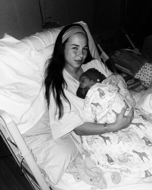 Stéphanie Durant Instagram - Cette photo 🧡48h après mon accouchement. 48h que j’étais devenue maman. 48h que ce petit être venait de chambouler ma vie. 
Être maman, ceux sont des moments de bonheur intense, de joie, et d’amour au delà de ce qu’on pouvait imaginer. Mais, c’est aussi des moments de doutes, d’inquiétude, de culpabilité et de fatigue. Je fais des erreurs, des fois je pleure car je suis à bout de fatigue. Mais putin, c’est la plus belle au chose au monde. 
Alors je suis pas la maman parfaite, je suis juste une Maman qui fait de son mieux ♥️