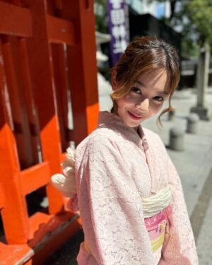 Stephanie Ho Instagram - playing dress up with mom  
trying if I can chase bus in traditional Japanese clothing 🏃‍♀️ 

grateful for this trip with the fam💓