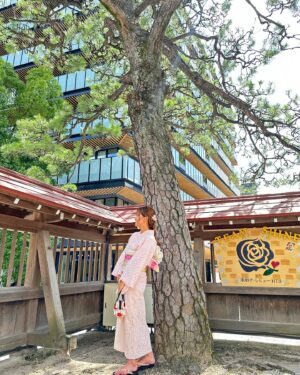 Stephanie Ho Instagram - playing dress up with mom  
trying if I can chase bus in traditional Japanese clothing 🏃‍♀️ 

grateful for this trip with the fam💓