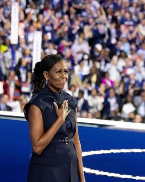 Stephanie Mills Instagram - 🤷🏾‍♀️Who will tell him? Oh wait, HE KNOWS NOW!!! #MichelleObama represented Black Excellence with Beauty, Elegance, and Wisdom. #POWER 💛💛💛💛💛💛💛 #blacklove #leadership #kamalaharris #timwalz #VOTE #vote2024 💙💙💙💙💙💙
