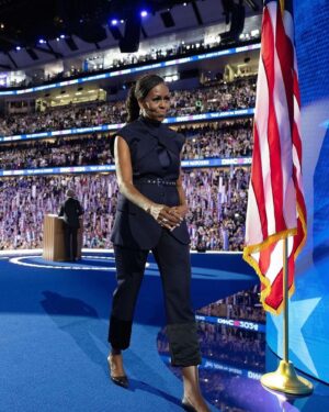 Stephanie Mills Instagram - 🤷🏾‍♀️Who will tell him? Oh wait, HE KNOWS NOW!!! #MichelleObama represented Black Excellence with Beauty, Elegance, and Wisdom. #POWER 💛💛💛💛💛💛💛 #blacklove #leadership #kamalaharris #timwalz #VOTE #vote2024 💙💙💙💙💙💙