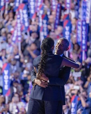 Stephanie Mills Instagram - 🤷🏾‍♀️Who will tell him? Oh wait, HE KNOWS NOW!!! #MichelleObama represented Black Excellence with Beauty, Elegance, and Wisdom. #POWER 💛💛💛💛💛💛💛 #blacklove #leadership #kamalaharris #timwalz #VOTE #vote2024 💙💙💙💙💙💙