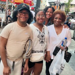 Stephanie Mills Instagram - 😲😲 When your son invite friends to visit in NYC… All you can do is smile 😬. Especially when they fly in to see your #Hadestown performance 🥰. We had a great time together 🎊🎉. That’s just how we roll 😂😂😂😂 #POWER 💛💛💛💛💛💛💛 #iloveus #specialgifts #inspirationalsunday