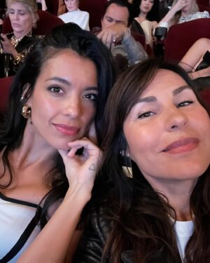 Stephanie Sigman Instagram - No 🏍️, no leather jacket , no problem.
 look at the photo session you took of me 🤣 🥹 😍@carolagmakeup at the @bikeridersfilm premiere gracias amiga, we had a great time 🏍️🖤🩶🤍