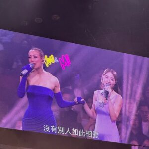 Stephy Tang Lai-Yan Instagram - 多謝Mi的邀請
讓我分享你這充滿愛的舞台❤️
講個秘密比大家知
其實我人生看的第一個演唱會
就係你呀！！！
@sammi_chengsauman 🙈🙈🙈
唱K都一定會點親密關係架😚😚😚
我尋晚唔夠膽講😆😆😆
所以今次的第一次同台
我既緊張又覺得好奇妙💕
更加開心收到乾爭爭嘅禮物🎁
多謝Sammi❤️

#youandmi鄭秀文世界巡迴演唱會 
#水泡餅頸鏈
#獨一無二
#乾爭爭唔准飲水
#襯晒紫色好靚呀
#親密關係
#沒有別人如此相愛
