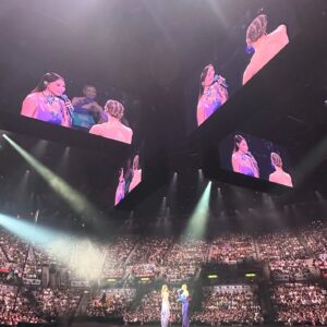 Stephy Tang Lai-Yan Instagram - 多謝Mi的邀請
讓我分享你這充滿愛的舞台❤️
講個秘密比大家知
其實我人生看的第一個演唱會
就係你呀！！！
@sammi_chengsauman 🙈🙈🙈
唱K都一定會點親密關係架😚😚😚
我尋晚唔夠膽講😆😆😆
所以今次的第一次同台
我既緊張又覺得好奇妙💕
更加開心收到乾爭爭嘅禮物🎁
多謝Sammi❤️

#youandmi鄭秀文世界巡迴演唱會 
#水泡餅頸鏈
#獨一無二
#乾爭爭唔准飲水
#襯晒紫色好靚呀
#親密關係
#沒有別人如此相愛