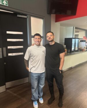 Steven Bartlett Instagram - On cloud 9!! Spent some time at Carrington recently - as a lifelong fan of @manchesterunited, it was absolutely surreal. So so surreal. In all of the conversations with the player’s and with management they expressed how much this game today meant! Being there to see them win today and lift the trophy was one of my best moments as a United fan! Memories i’ll never forget and probably tell my kids about. Grateful to be there today to watch them win! 🏆👊🏾❤️