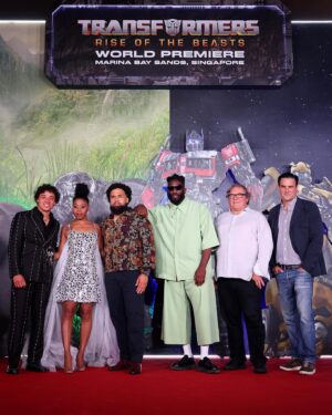 Steven Caple Jr. Instagram - Goooooon squad🤖 World premiere of @tranformersmovie Thank you Singapore! The ROTB family definitely felt the love. The premiere was a movie in and of itself 💥