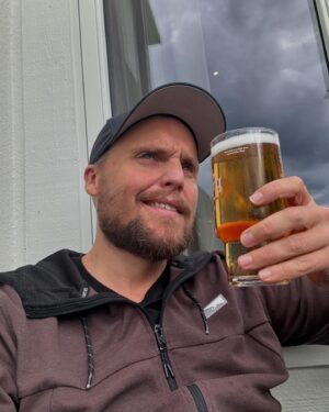 Stian Thorbjørnsen Instagram - Fy fader. Den pilsen her føles velfortjent. Den helga her har tatt oss til Mandal, Skeikampen og Odda. Fått lov til å spille for mange, mange tusen gærninger. Vi er drøyt heldige. Nå er jeg helt ferdig.  200 mil bak meg i bil. Ble en pitstop på et hotell her i Vøringfoss bare sånn for å lande.