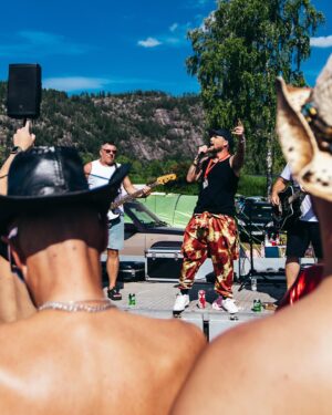 Stian Thorbjørnsen Instagram - Den ene dagen om sommeren jeg får tida til å leve ut festivallivet på ordentlig❤️ Er faktisk en helt egen stemning nede på Treungen! Peak rølp!