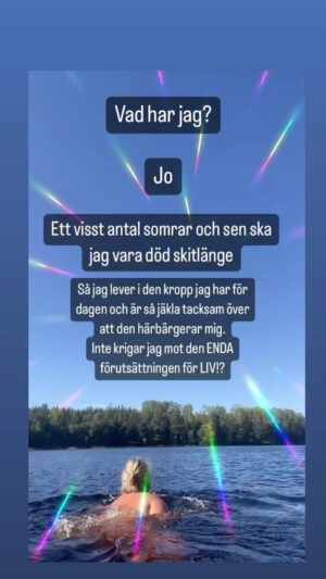 Stina Wollter Instagram - Vad menar jag då med att ”kriga”? 
Alltså det pågår ju fruktansvärda ”riktiga” krig i världen och så använder jag ett så starkt ord? Jag vill möta frågetecknet med ett annat frågetecken: Vad tar man bäst hand om? Något man hatar eller något man gläds över? När marknadskrafterna i samröre med andra ruggigt aggressiva krafter får råda utan motstånd, aktivism, ifrågasättande och ständigt försvar av erövrad trygg mark och fredade rum - ja då frodas självhatet. Blir vi friskare av det? Nej. Får vi kontakt med våra känslor och vad vi mår bra av? Nope. Tvärtom. Vi blir ting, objekt, ytor, skal, utbytbara, ständigt bedömda utifrån omöjligt konstruerade idéer. Om jag ska sammanfatta det mest frekventa innehållet i dms under mina 12 år på insta är det: ja vad gissar du? Jo personer som slåss med sitt självhat, att de tror att de inte duger, att det är fel på deras utseenden på ett eller annat sätt. ”Vad ska jag göra för att sluta hata mig själv?”. Föddes NÅGON liten bebis till självhat? Nej!!! Var kommer det ifrån? Åh, en STOR fråga. Det kommer från flera ställen och sorgligt nog kan det till och med börja i hemmet, reklam, film, mode, porr, mm men ännu större är idag påverkan från SoMe och div visuell kommunikation som signalerar snäva normer kring utseende och vem och hur man får synas och ta plats.. Ett av många exempel: Tvångsvårdandes av unga inom ätstörningsvården har ökat med 300% på sex år. Så, ja det pågår ett slags krig. Och varje människa bör fråga sig: vill jag göra det kriget till mitt? Och dessutom mot mig själv? Eller mot andra? Jag får alltid några giftiga kommentarer gällande avkläddhet varje gång jag postar något sådant och jag orkar inte förklara alltid men så här; jag skapar väl helt enkelt ett flöde som jag själv behövt. Ännu enklare uttryckt: vi kan själva skapa den representation vi behöver. Jag pratar inte om att älska sig själv, jag pratar mer och hellre om att sluta fred. Lev i fred. Vi har nog med krig. Puss å godnatt.
