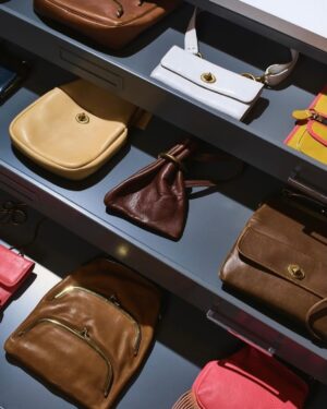 Stuart Vevers Instagram - 😊👜😍👛😃👝 #coacharchive 

📸: Aaron Richter @aaronrichterstudio