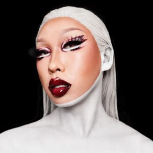 Suki Doll Instagram - C'est moi, The Suki Doll 🎎
.
Photo by the fabulous @fdc.photo, had a stunning time doing the shoot together!
Make up by elle même 🖌
.
.
#dragqueen #dragrace #beautyqueen