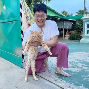 Sukrit Wisetkaew Instagram - เวลาคนมาทำบุญ เอ็งช่วยทำหน้าให้มันดีๆหน่อยได้มะ!!! 
#แมวชื่อม้วน 😾
