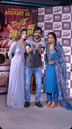 Suma Kanakala Instagram - Hello world famous TELUGU AUDIENCE...#MrBachchan Premiere shows bookings open aipoyayi...Book cheskondi mari 💥💥