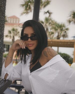 Summer Mitchell Instagram - toes are sandy 🌾