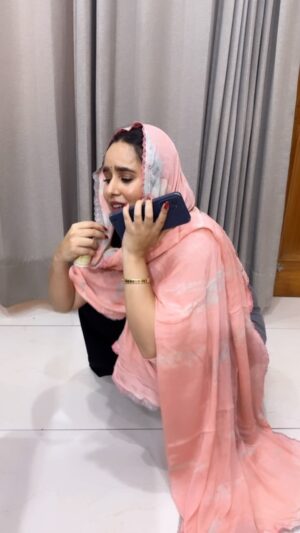 Sunanda Sharma Instagram - Youtube te Nawe Gaahak😂😂
.
.
This reel is inspired by @kulwinder_kaur_09 😃
#sunandasharma #insta