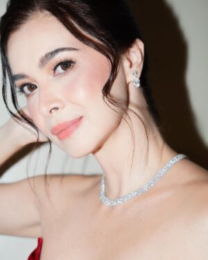 Sunshine Cruz Instagram - #mwph2024 ❤️

Make up : @itsedsgomakeup 
Hair : @hairbyallybernardo 
Custom gown : @wearebiro by @jeremiahoribe 
Stylist : @francischee_ 
Associate stylist : @juanchoxbuendia 
Jewellery : @tesserajewelry @ctj_carlthejeweller 
Skin : @cathyvalenciaskinclinic 
Photographer: @photroy