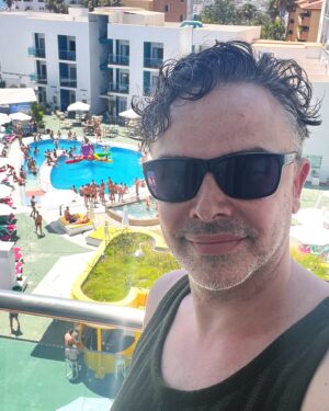 Supremme de Luxe Instagram - Este mes de agosto voy a descansar bastante, quiero playa, sol, piscina y cenas con amigos. 

Pero quiero que sepáis que estoy trabajando también en música nueva y preparando el último examen de mi grado en septiembre. 

La próxima fecha en la que nos podemos ver es el 17 de agosto en el @prideaguilas… y en breve os confirmo otra fecha a finales de agosto.