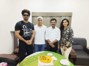 Suresh Babu .R Instagram - படக்குழுவினருடன் டப்பிங் ஸ்டுடியோவில் பிறந்தநாளைக் கொண்டாடிய போது! 

#VaVaralamVa
