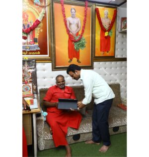 Suresh Babu .R Instagram - மேல்மருவத்தூர் ஆதிபராசக்தி சித்தர் பீடத்தின் ஆன்மிக இளைய சித்தர் கோ.ப. செந்தில்குமார் அவர்கள் தனது திருக்கரங்களால் 'வா வரலாம் வா' திரைப்படத்தின் "சொல்லப்போறேன்" பாடலை வெளியிட்ட போது...

உங்கள் பார்வைக்கு : https://youtu.be/pQhvW00-dQg

#VaVaralamVa #SollaporenLyricVideo #Melmaruvathur #Adhiparasakthi #SenthilKumar #Deva #SBR #SGSCreativeMedia #BalajiMurugadoss #MahanaSanjeevi #RedinKingsley #MimeGopi #Sollaporen #VaVaralamVaSongs