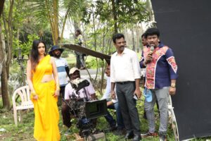 Suresh Babu .R Instagram - நடன இயக்குநர்களுடன் இணைந்து இன்று பாடல் காட்சிகளை இயக்கிய போது! 

முன்னதாக பாடல்களை இசையமைப்பாளர் தேவா அவர்கள் உருவாக்கிய போது! 

#VaVaralamVa #SBR #SGSCreativeMedia