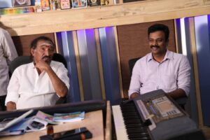 Suresh Babu .R Instagram - நடன இயக்குநர்களுடன் இணைந்து இன்று பாடல் காட்சிகளை இயக்கிய போது! 

முன்னதாக பாடல்களை இசையமைப்பாளர் தேவா அவர்கள் உருவாக்கிய போது! 

#VaVaralamVa #SBR #SGSCreativeMedia